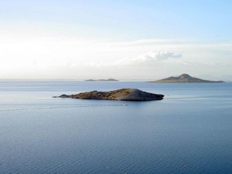 Ostrovy Mar_Menor-v popředí del Sujeto, vpravo Mayor, vlevo Perdiguera
